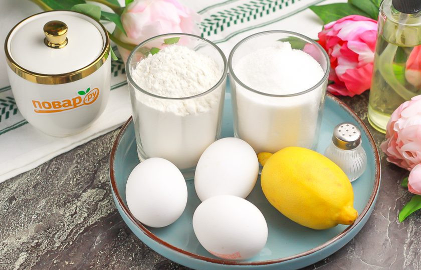 1. Этап. Бисквитный пирог с лимоном: Подготовьте указанные продукты. Лимон используйте небольшой, можно заменить его лимонным ароматизатором.