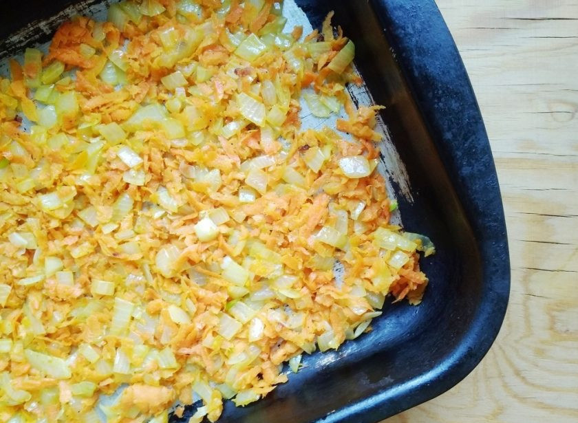 1. Этап. Куриные голени с рисом в духовке: 5. В конце присолите овощи, а потом выложите в форму для выпечки.