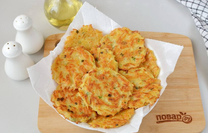 1. Этап. Вкусные картофельные драники: Пережарьте все драники. Из указанного количества ингредиентов у меня получилось 15 штук.