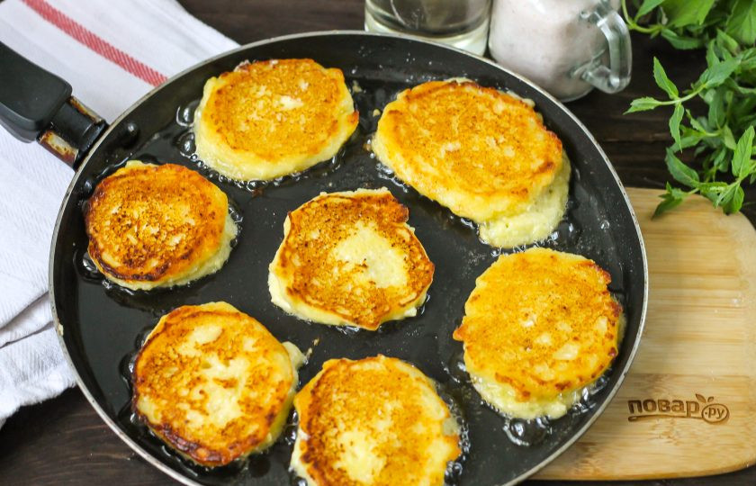 1. Этап. Сырники из топленого творога: Аккуратно переверните их на другую сторону с помощью двух силиконовых лопаток и обжарьте такое же количество времени.