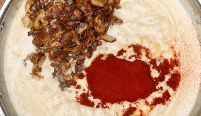 1. Этап. Фрикадельки по-венгерски: 11. Верните в сковороду грибы с луком, добавьте соль и перец, оставшуюся паприку.