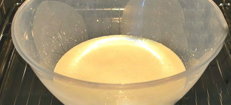 1. Этап. Блины с сухими дрожжами: Наливаем масло в тесто и перемешиваем до однородности. Ставим в теплое место, защищенное от сквозняка. Я отправила массу в электродуховку на 45 минут, установив температуру 40 C.