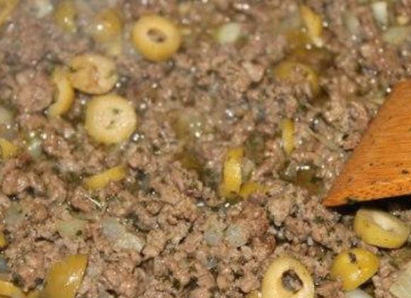 1. Этап. Блинчики с мясом и яйцом: Делаем начинку: обжарьте лук, потом добавьте к нему фарш и оливки. Жарим, помешивая, до готовности.