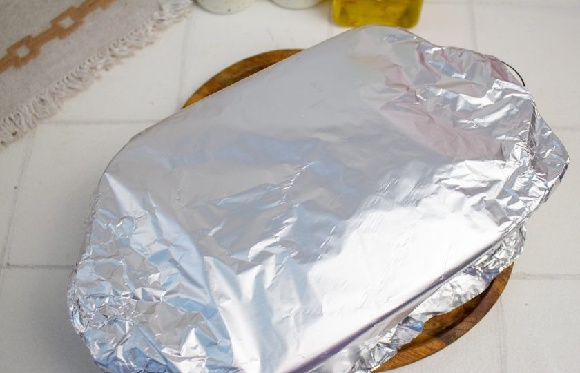 1. Этап. Лазанья с помидорами и сыром: Форму накройте фольгой и запекайте в разогретой духовке до 180 градусов 40 минут.