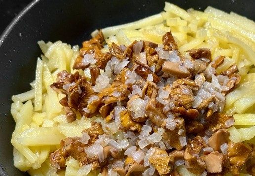 1. Этап. Лисички с картошкой: И лисички отправить к картошке.