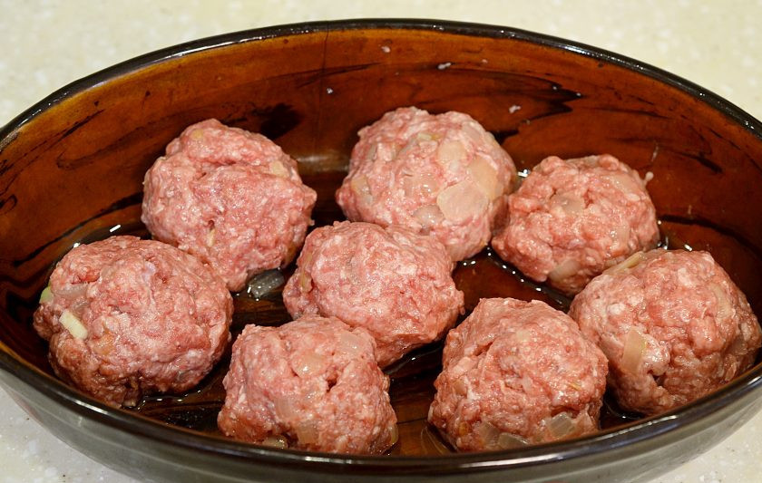 1. Этап. Картошка с тефтелями в сметанном соусе: Сформируйте небольшие тефтели и выложите в жаропрочную форму.