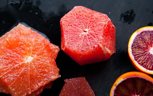 1. Этап. Салат ко дню влюбленных: 1. Моем и обсушиваем радиккьо, салат-латук и цветочные лепестки. Пусть обсохнут. Редиску режем очень тонкими кружочками, апельсин и грейпфрут - вот такими 