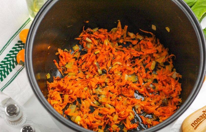 1. Этап. Замороженные фаршированные перцы в мультиварке: Влейте в чашу мультиварки растительное масло и включите режим 