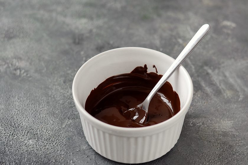 1. Этап. Мусс из тофу: Шоколад нарежьте кубиками и растопите на водяной бане до жидкого состояния.