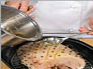 1. Этап. Свинина в имбирной глазури: 5. Глазурью смазываем свинину, минут на 20 отправим в духовку. Температура 200 градусов.