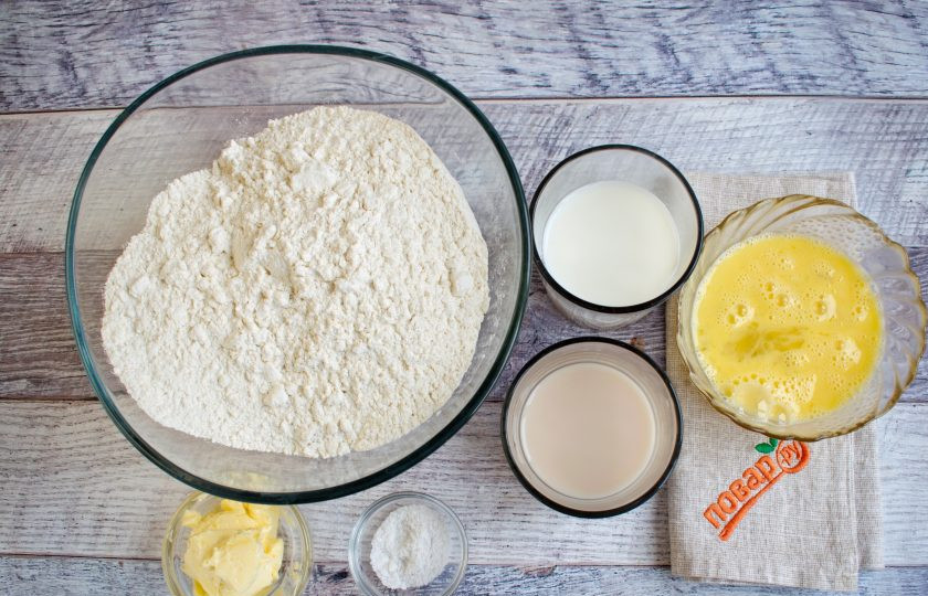 1. Этап. Булочки Даугавиня: Дрожжи разведите в воде комнатной температуры. Сахар - в молоке. Яйца взболтайте.