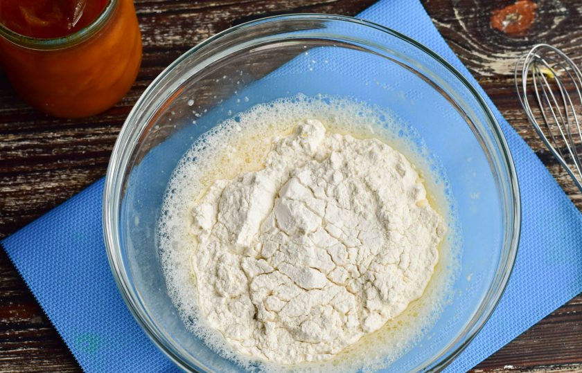 1. Этап. Печенье Утопленники: Всыпьте муку.