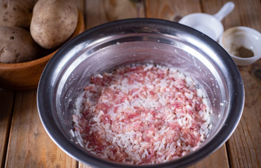 1. Этап. Картофель, фаршированный с рисом: Перемешайте все ложкой до полного объединения ингредиентов.
