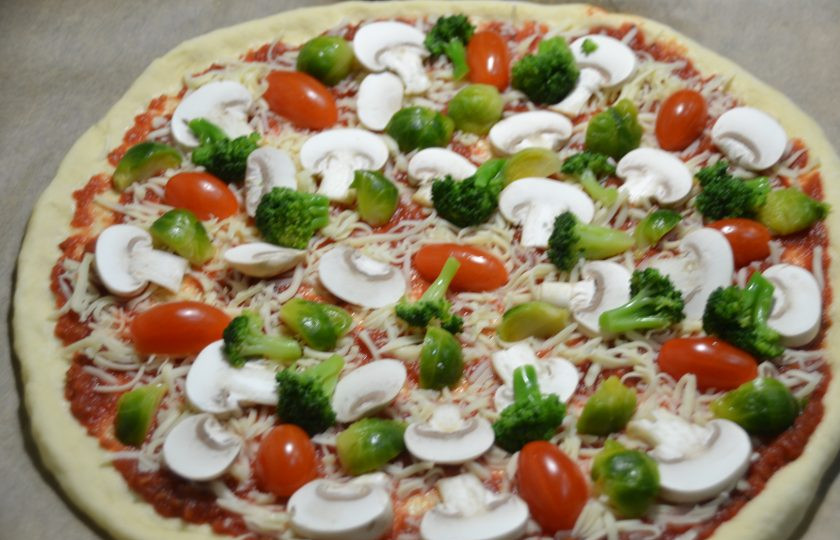 1. Этап. Пицца Примавера: Разберите на соцветия капусту брокколи и тоже выложите сверху на пиццу.