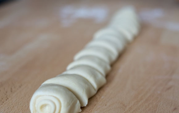 1. Этап. Пастель-де-Ната: 8. И острым ножом нарезать на небольшие кусочки.