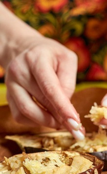 1. Этап. Сливочный баклажан: Немного размять запекшуюся мякоть баклажана вилкой, положить чеснок по вкусу.