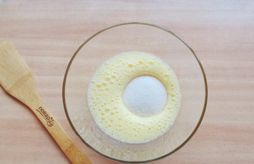 1. Этап. Старомодный яблочный пирог: Взбейте яйца миксером в пышную, светлую пену, добавьте сахар.