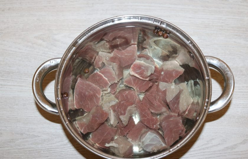 1. Этап. Суп Лывжа: Мясо залейте 3 литрами воды, поставьте на огонь. Когда закипит, снимите пену и добавьте целую луковицу для прозрачности бульона, варите 1 час 30 минут.