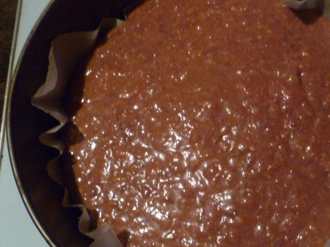 1. Этап. Печеночный пирог с морковью и луком: Форму, в которой будем выпекать пирог, застилаем бумагой для выпечки и выливаем туда печеночную смесь. Отправляем в заранее разогретую до 180 градусов духовку на 20 минут. Через 20 минут увеличиваем температуру до 200 и еще оставляем на минут 15-20. Но следите за пирогом, у каждого своя духовка и по разному печет.