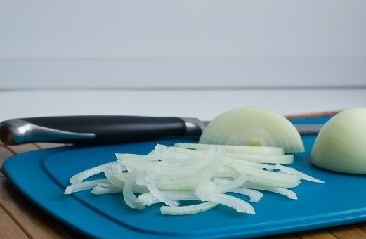 1. Этап. Салат из кальмаров вкусный: 1. Очистите и тонкими полукольцами нарежьте лук. Разогрейте на сковороде растительное масло.