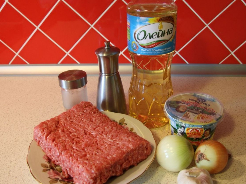 1. Этап. Фарш со сметаной: Подготовьте ингредиенты.