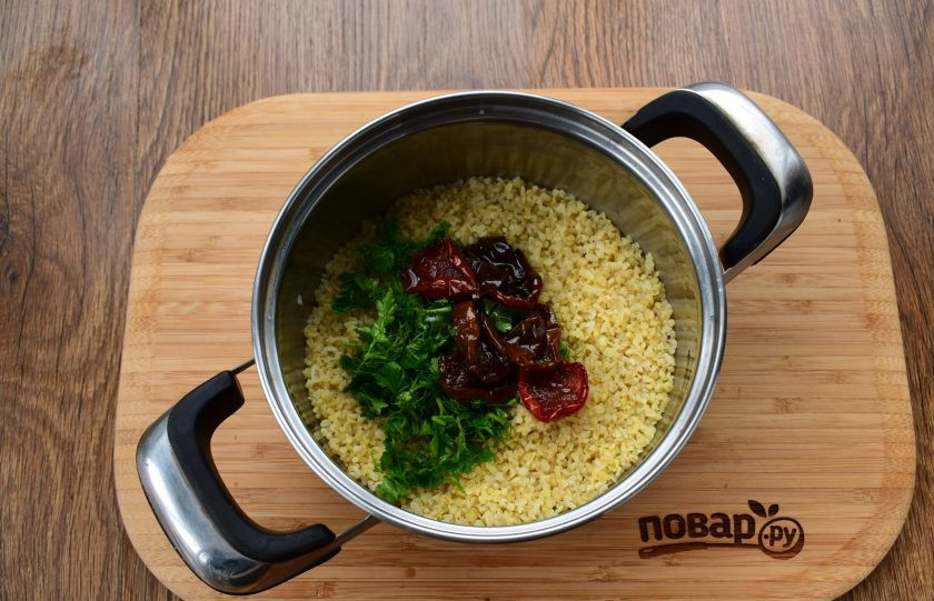 1. Этап. Индейка в красном соусе: 3. В булгур добавьте 2 ст.л. оливкового масла и соль по вкусу, залейте кипятком, накройте крышкой на 20 минут. Затем добавьте вяленые томаты и рубленую зелень, перемешайте.