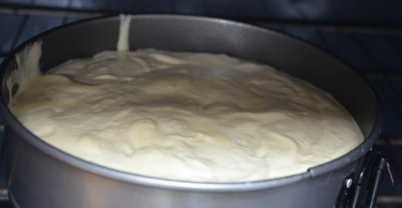 1. Этап. Торт Киевский классический: 4. Выложите тесто в смазанную маслом и присыпанную мукой форму, отправьте его в разогретую духовку. Выпекайте бисквит около 30-40 минут, не открывая духовку!