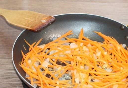 1. Этап. Рисовая полента с баклажаном: 8. Добавляем морковь и пассеруем минут 5.