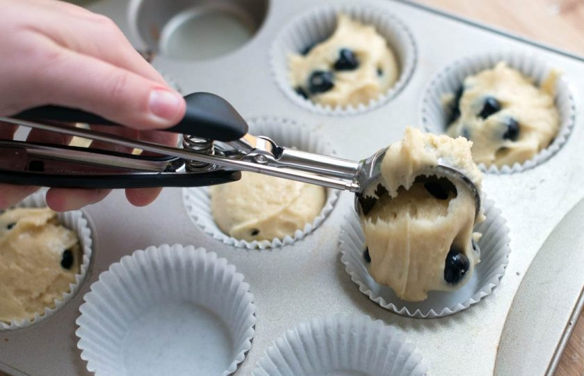 1. Этап. Кексы простые: Аккуратно заполните тестом формочки для выпечки. Важно не заполнять их до конца, т.к. кексики ещё поднимутся. Сверху каждый будущий кексик немножко присыпьте сахаром (по желанию).