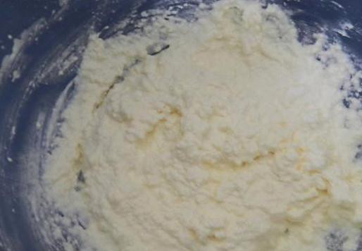 1. Этап. Сливочно-сметанный крем: Взбиваем все ингредиенты, пока масса не загустеет.