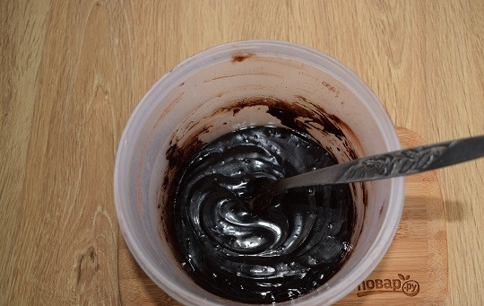 1. Этап. Бисквитный торт с творожным кремом: 100 г размягченного сливочного масла смешайте до однородности с 4 ст.л. какао-порошка. Влейте сироп в какао-массу, перемешайте.