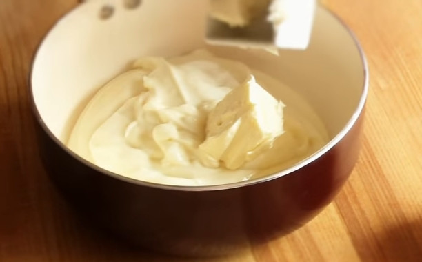 1. Этап. Шоколадный плавленый сыр: 2. Добавьте в творожную массу сливочное масло и поставьте на водяную баню, постоянно помешивая.