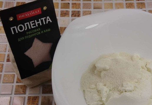 1. Этап. Кокосовые рикоттники с рисовой полентой: Рикотту выложить в миску, добавить к ней рисовую поленту ТМ 