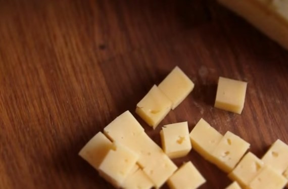 1. Этап. Салат Дамский с ананасом: 2. Твердый сыр тоже нарежьте, как курочку.