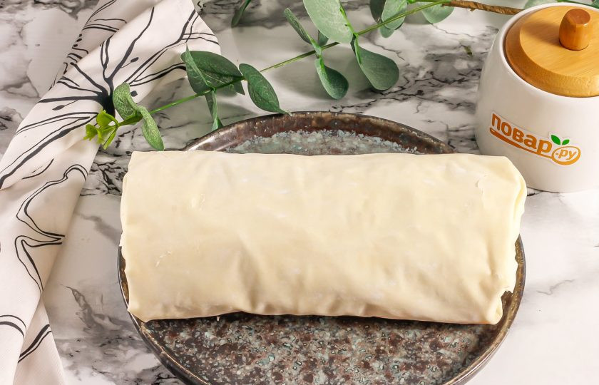 1. Этап. Рулет с яблоком и орехами: Сверните тесто с начинкой рулетом, стараясь не порвать его.