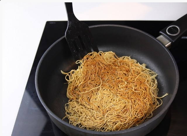 1. Этап. Креветки с яйцом: Обжарьте лапшу на растительном масле 5-6 минут до появления золотистой хрустящей корочки.