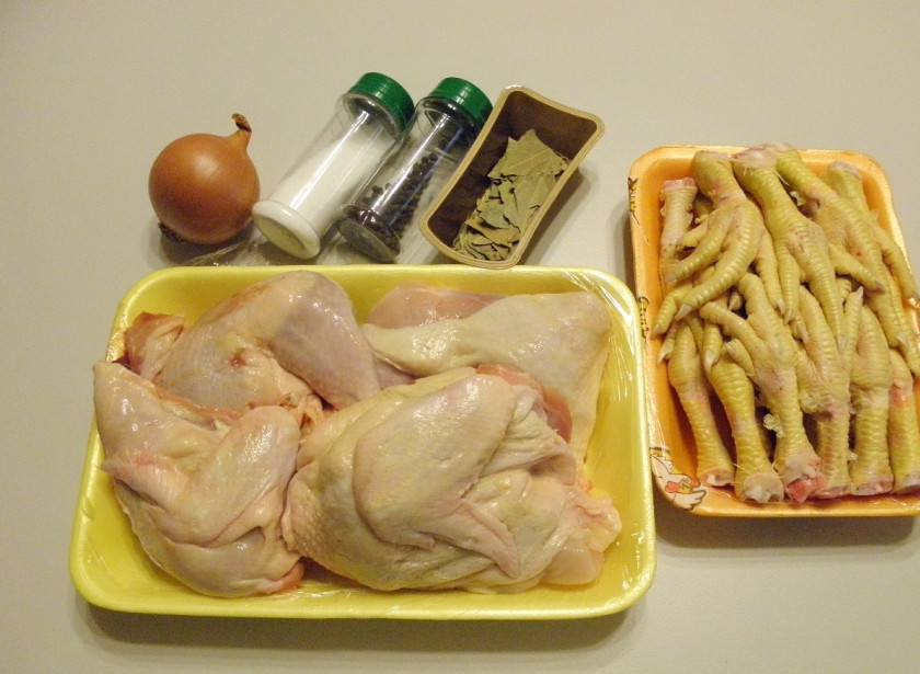 1. Этап. Студень из курицы: Подготовьте продукты для холодца. Можно взять одну большую курицу или части тушки. Я взяла рубленого цыпленка без спинки, только мясную часть. Лапки нужны для того, чтобы холодец застыл, в них содержится много желирующего вещества.