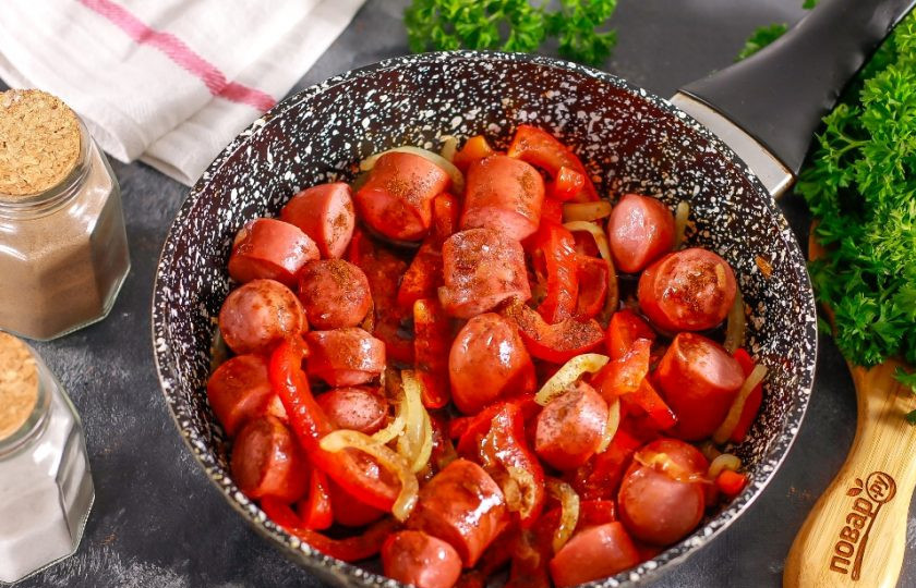 1. Этап. Сосиски по-корейски: Всыпьте соль, перец, молотую паприку, влейте соевый соус. По желанию можете добавить щепотку молотого острого красного перца или молотый сушеный чеснок.