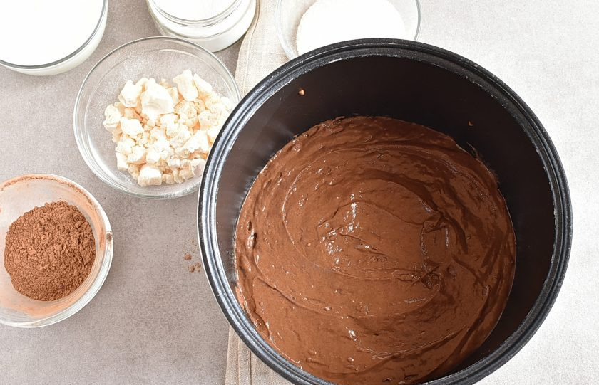 1. Этап. Торт в мультиварке: Перелейте тесто в чашу мультиварки и выпекайте в режиме 