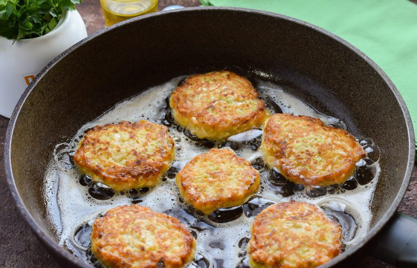 1. Этап. Оладьи из кабачков с моцареллой: Сковороду разогрейте и влейте растительное масло. Выложите кабачковое тесто столовой ложкой. Жарьте оладьи с каждой стороны по 2 минуты. После подавайте к столу.