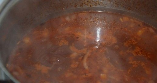 1. Этап. Бурый рис в духовке: Готовую поджарку выложите в кастрюлю к рису. Доведите воду до кипения.