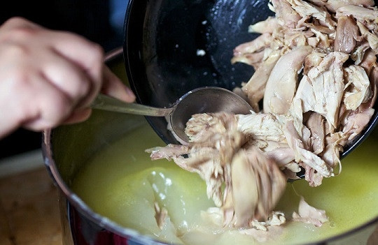 1. Этап. Суп-пюре с курицей: 12. Выложите в кастрюлю курочку.