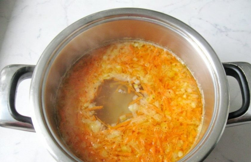 1. Этап. Щи вегетарианские: Затем зажарку переложите в кастрюлю. Варите овощи вместе ещё 10-15 минут.