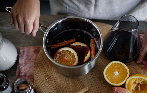 1. Этап. Глинтвейн с анисом и кардамоном: 4. Поставьте на огонь, после закипания уберите огонь до минимума и варите минут 10.