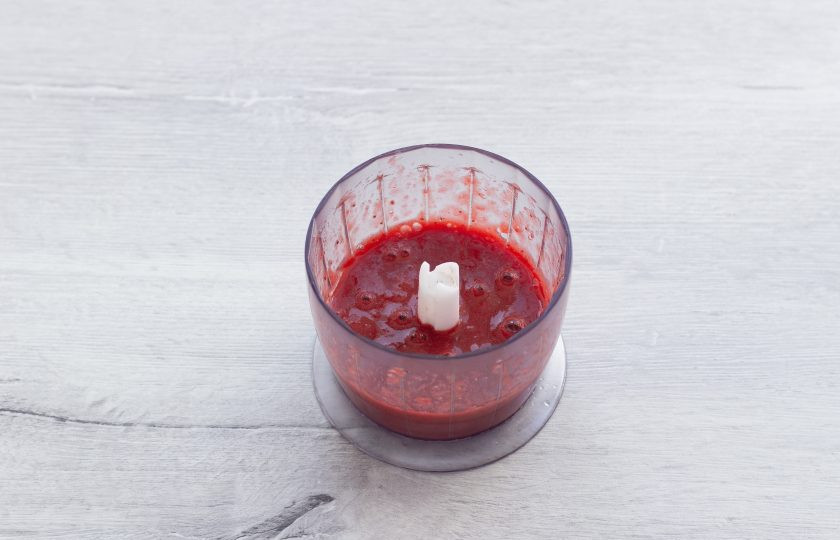 1. Этап. Сырные клецки с клубничным соусом: После того как клубника остынет, пробейте её тщательно блендером. Наш соус готов!