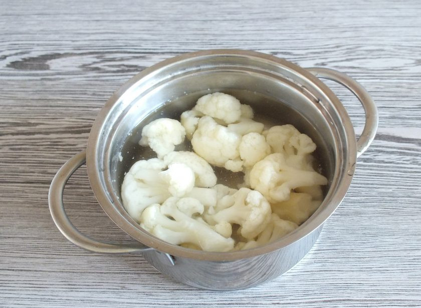 1. Этап. Салат из брокколи, цветной капусты и фасоли: Цветную капусту отварите в течение 3-5 минут после закипания.