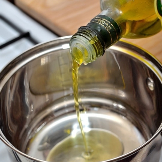 1. Этап. Паста с красным соусом: В сотейнике разогреваем оливковое масло.