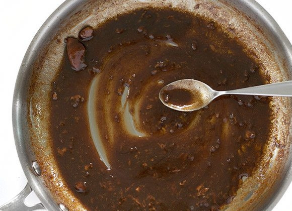 1. Этап. Куриные бедра с сыром и томатами: 4. Переложите мясо со сковороды в тарелку, а сковороду верните на огонь, влейте остатки маринада, варите его до образования густого соуса.