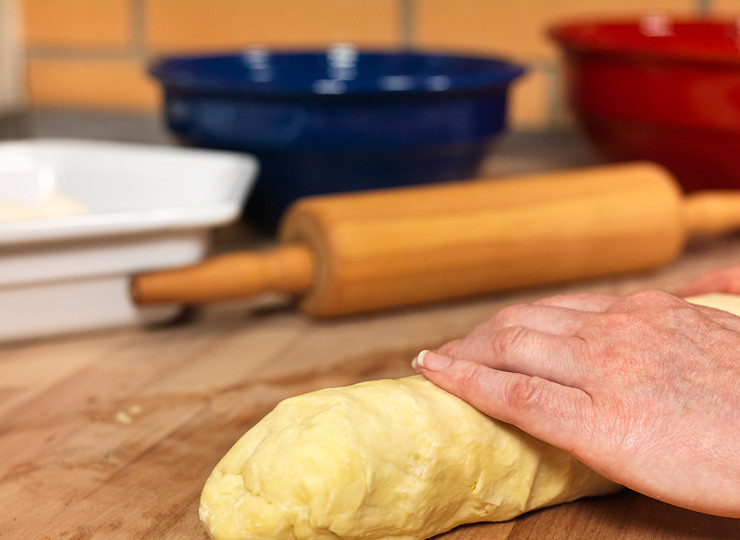 1. Этап. Самса с тыквой: 2. Муку просеять на стол, добавить щепотку соли и холодное сливочное масло. Ножом порубить все в мелкую крошку. Затем постепенно вливать очень холодную воду, замешивая однородное тесто. После скатать его в шарик и отправить в холодильник минут на 20. Только после того, как тесто 