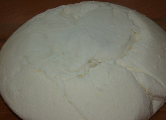 1. Этап. Маскарпоне в домашних условиях: На сметану положить груз весом 3-4 килограмма и поставить в холодильник на трое суток.